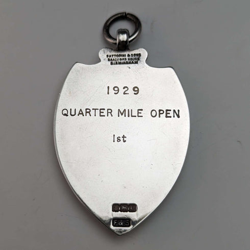 Fob de plata de ley con forma de escudo, vintage británico de 1928, de Fattorini & Sons, en su estuche.