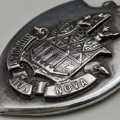 Fob de plata de ley con forma de escudo, vintage británico de 1928, de Fattorini & Sons, en su estuche.