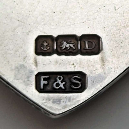 Fob de plata de ley con forma de escudo, vintage británico de 1928, de Fattorini & Sons, en su estuche.