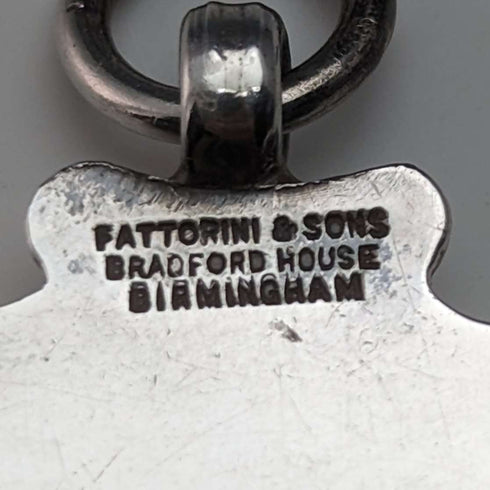Fob de plata de ley con forma de escudo, vintage británico de 1928, de Fattorini & Sons, en su estuche.