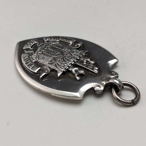 Fob de plata de ley con forma de escudo, vintage británico de 1928, de Fattorini & Sons, en su estuche.