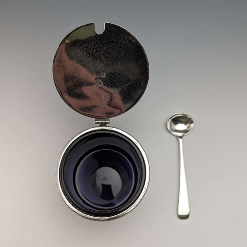 Mostaza y cuchara de plata esterlina y cristal azul, antigüedad inglesa de 1910, Vander & Hedges