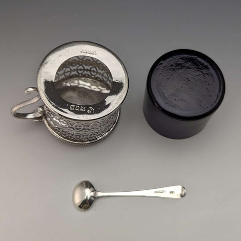 Mostaza y cuchara de plata esterlina y cristal azul, antigüedad inglesa de 1910, Vander & Hedges