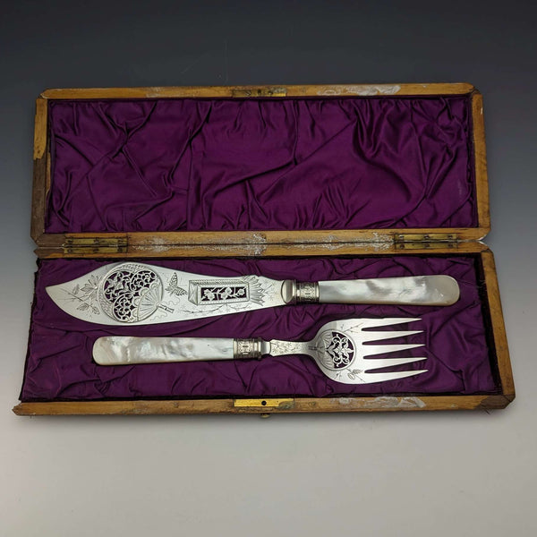 约1870年 英国古董 珍珠母贝柄镀银鱼用餐具套装(附原盒)