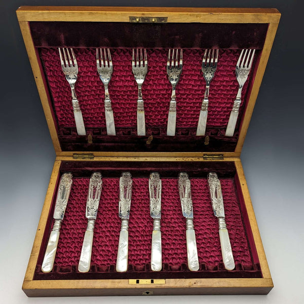 Cubertería de 12 piezas (6 pares) con mangos de nácar, antigüedad inglesa de hacia 1890, en caja de madera, Joseph Elliot