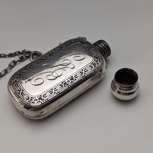 Chatelaine de plata de ley antigua de EE. UU. de finales del siglo XIX, con frasco, libreta y lápiz