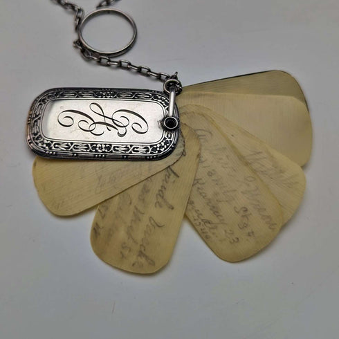Chatelaine de plata de ley antigua de EE. UU. de finales del siglo XIX, con frasco, libreta y lápiz