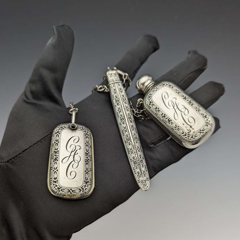 Chatelaine de plata de ley antigua de EE. UU. de finales del siglo XIX, con frasco, libreta y lápiz