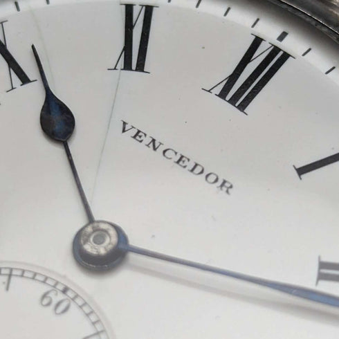 Reloj de bolsillo suizo antiguo Vencedor de principios del siglo XX, caja de plata con grabado de mariposa, en buen estado de funcionamiento.