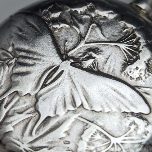 Reloj de bolsillo suizo antiguo Vencedor de principios del siglo XX, caja de plata con grabado de mariposa, en buen estado de funcionamiento.