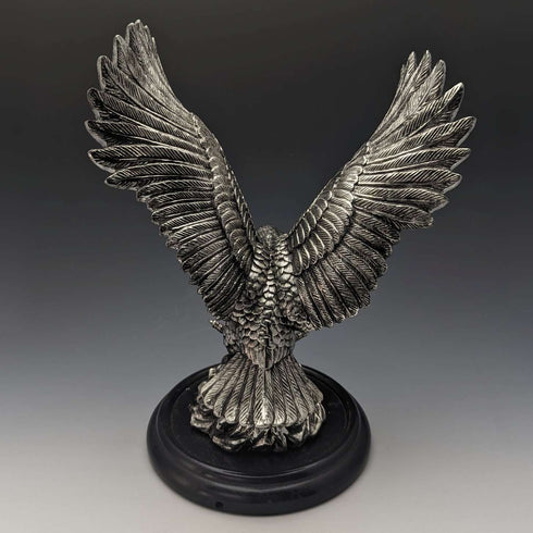 Figura de águila de color plateado vintage con base de madera