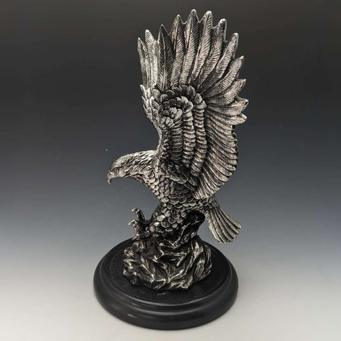 Figura de águila de color plateado vintage con base de madera