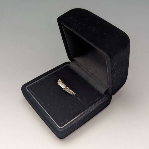 Anillo vintage británico de oro de 9 quilates, plata de ley y diamantes pequeños