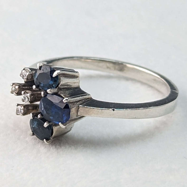 Anillo de plata de ley vintage británica con piedras azules y blancas