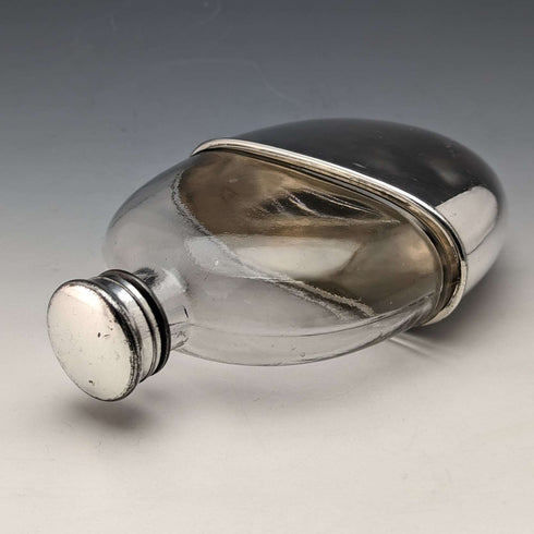 Petaca de cristal ovalada con decoración de plata antigua británica de 1900