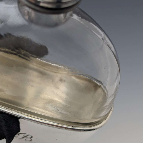Petaca de cristal ovalada con decoración de plata antigua británica de 1900