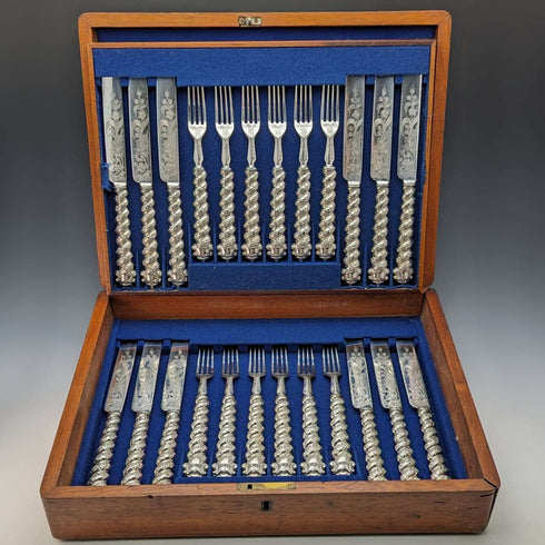 Juego de 12 pares de cubiertos con mango de plata maciza, antigüedad inglesa de alrededor de 1850, en caja de madera, Martin Hall