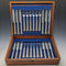 Juego de 12 pares de cubiertos con mango de plata maciza, antigüedad inglesa de alrededor de 1850, en caja de madera, Martin Hall