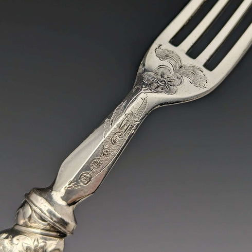 Juego de 12 pares de cubiertos con mango de plata maciza, antigüedad inglesa de alrededor de 1850, en caja de madera, Martin Hall