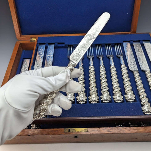 Juego de 12 pares de cubiertos con mango de plata maciza, antigüedad inglesa de alrededor de 1850, en caja de madera, Martin Hall