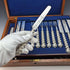 Juego de 12 pares de cubiertos con mango de plata maciza, antigüedad inglesa de alrededor de 1850, en caja de madera, Martin Hall