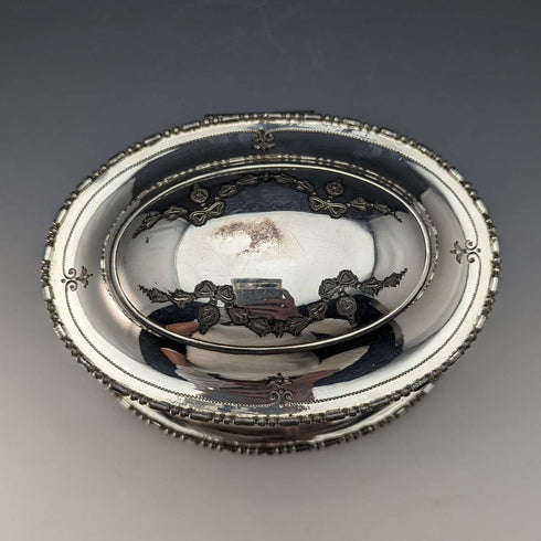 Caja para galletas de plata chapada, estilo antiguo británico, hacia 1905, de Atkin Brothers