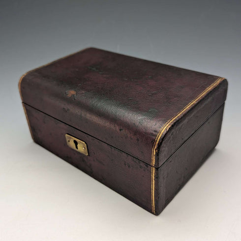 Caja de joyería y reloj de bolsillo de cuero antiguo británico, joyero