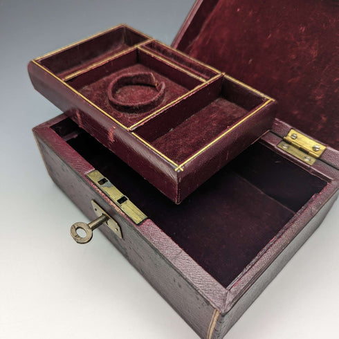Caja de joyería y reloj de bolsillo de cuero antiguo británico, joyero