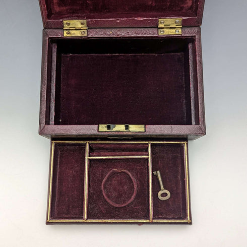 Caja de joyería y reloj de bolsillo de cuero antiguo británico, joyero