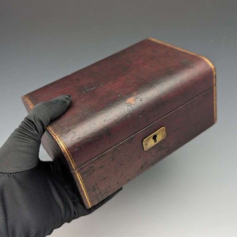 Caja de joyería y reloj de bolsillo de cuero antiguo británico, joyero