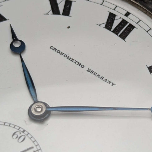 Reloj de bolsillo suizo antiguo, circa 1920, marca Escasany, caja delgada de plata con decoración de niel, en buen estado de funcionamiento.
