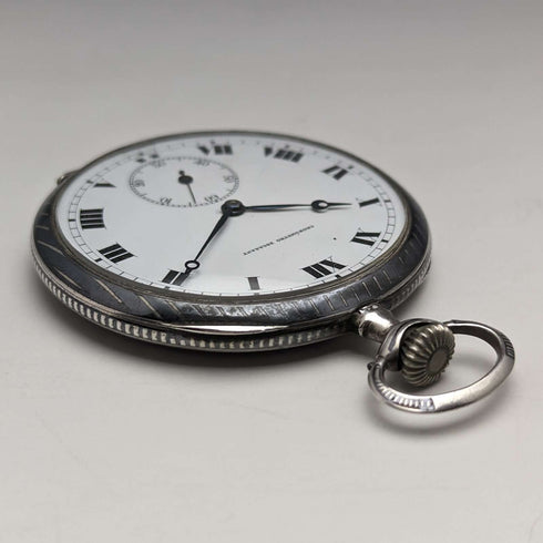 Reloj de bolsillo suizo antiguo, circa 1920, marca Escasany, caja delgada de plata con decoración de niel, en buen estado de funcionamiento.