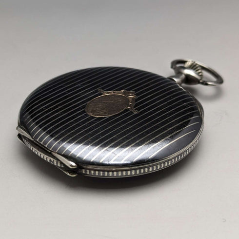 Reloj de bolsillo suizo antiguo, circa 1920, marca Escasany, caja delgada de plata con decoración de niel, en buen estado de funcionamiento.