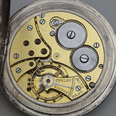 Reloj de bolsillo suizo antiguo, circa 1920, marca Escasany, caja delgada de plata con decoración de niel, en buen estado de funcionamiento.