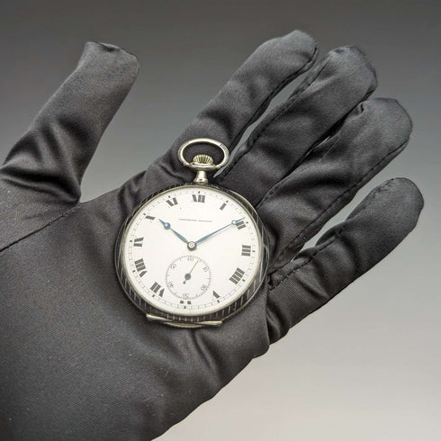 Reloj de bolsillo suizo antiguo, circa 1920, marca Escasany, caja delgada de plata con decoración de niel, en buen estado de funcionamiento.