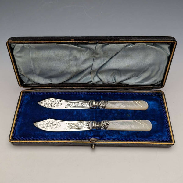 Cuchillos de mantequilla antiguos, par, de finales del siglo XIX, Inglaterra, con mango de nácar, marca John Sanderson, en estuche.