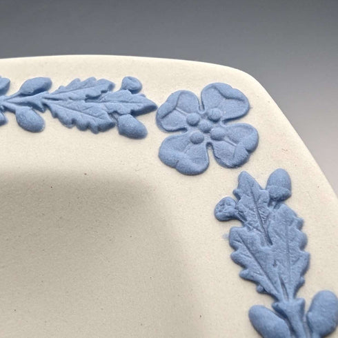 英国复古 Wedgwood 贾斯珀陶器 桃心型碟 白色