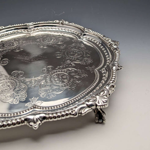 Bandeja salva de plata esterlina antigua británica de 1903, diámetro 32 cm, 824 g, GOLDSMITHS & SILVERSMITHS