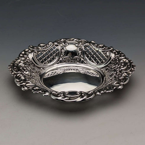 Plato vintage de plata de ley con relieve y calado, Reino Unido, 1972, 74 g, A Marston & Co
