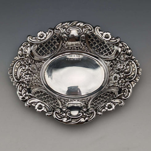 Plato vintage de plata de ley con relieve y calado, Reino Unido, 1972, 74 g, A Marston & Co