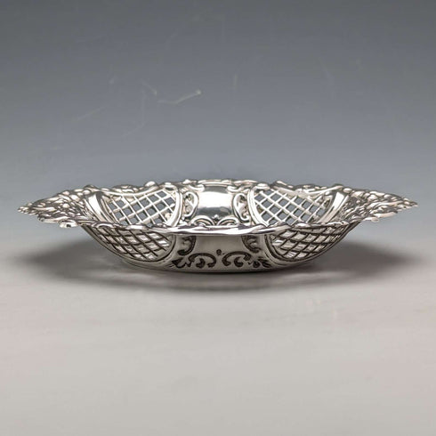 Plato vintage de plata de ley con relieve y calado, Reino Unido, 1972, 74 g, A Marston & Co