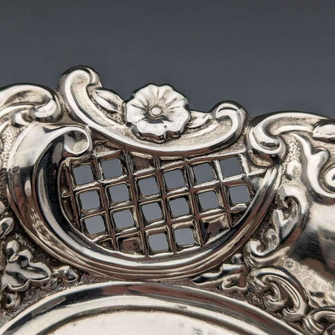 Plato vintage de plata de ley con relieve y calado, Reino Unido, 1972, 74 g, A Marston & Co