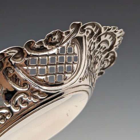 Plato vintage de plata de ley con relieve y calado, Reino Unido, 1972, 74 g, A Marston & Co
