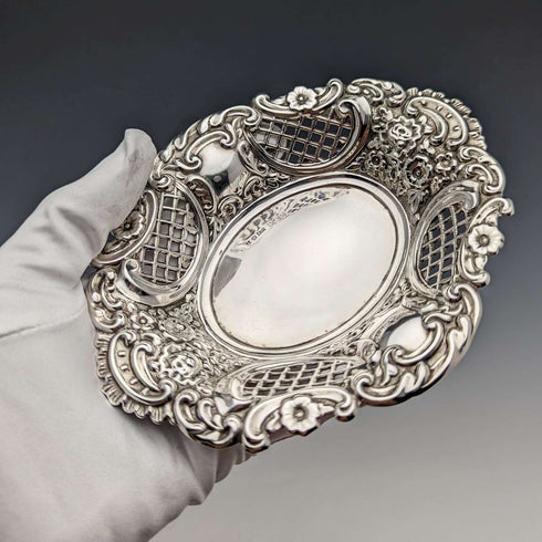 Plato vintage de plata de ley con relieve y calado, Reino Unido, 1972, 74 g, A Marston & Co