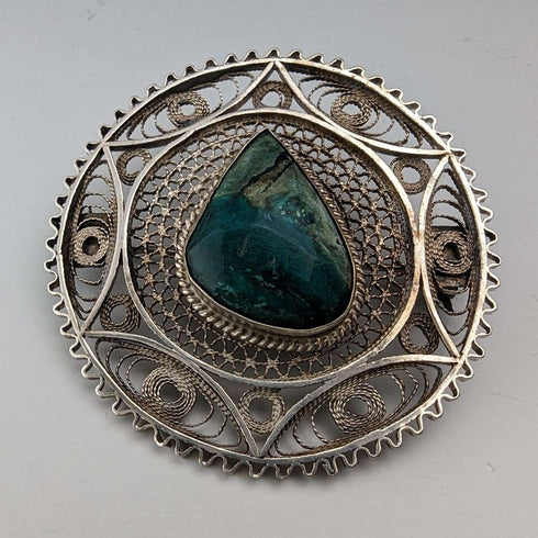 Broche vintage británico de plata con filigrana y piedra verde