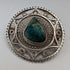 Broche vintage británico de plata con filigrana y piedra verde