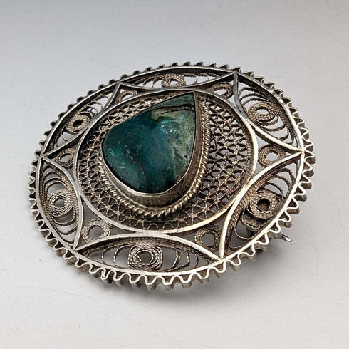 Broche vintage británico de plata con filigrana y piedra verde