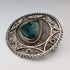 Broche vintage británico de plata con filigrana y piedra verde