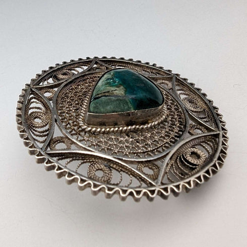 Broche vintage británico de plata con filigrana y piedra verde