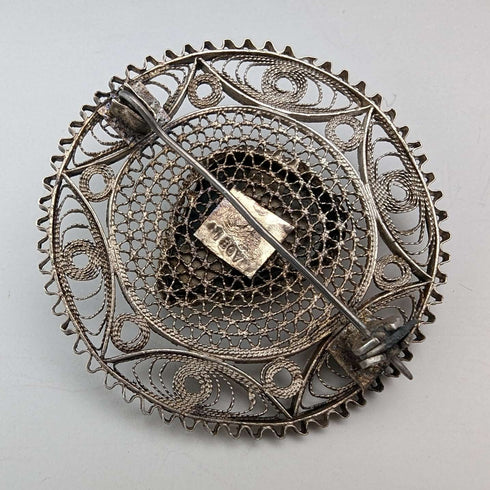 Broche vintage británico de plata con filigrana y piedra verde